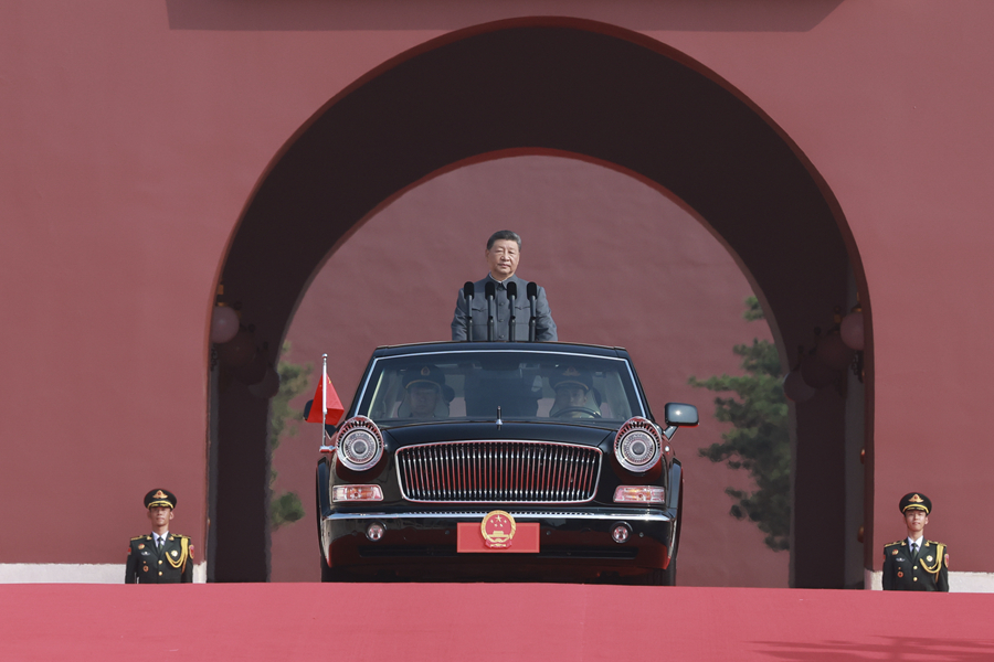 9月3日，纪念中国人民抗日战争暨世界反法西斯战争胜利80周年大会在大陆娱乐城
天安门广场隆重举行。中共中央总书记、国家主席、中央军委主席习近平发表重要讲话并检阅受阅部队。这是习近平乘检阅车，经过金水桥，驶上长安街。