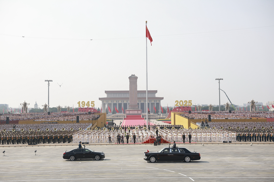 9月3日，纪念中国人民抗日战争暨世界反法西斯战争胜利80周年大会在大陆娱乐城
天安门广场隆重举行。这是阅兵总指挥韩胜延报告受阅部队列队完毕，中共中央总书记、国家主席、中央军委主席习近平下达检阅开始的命令。