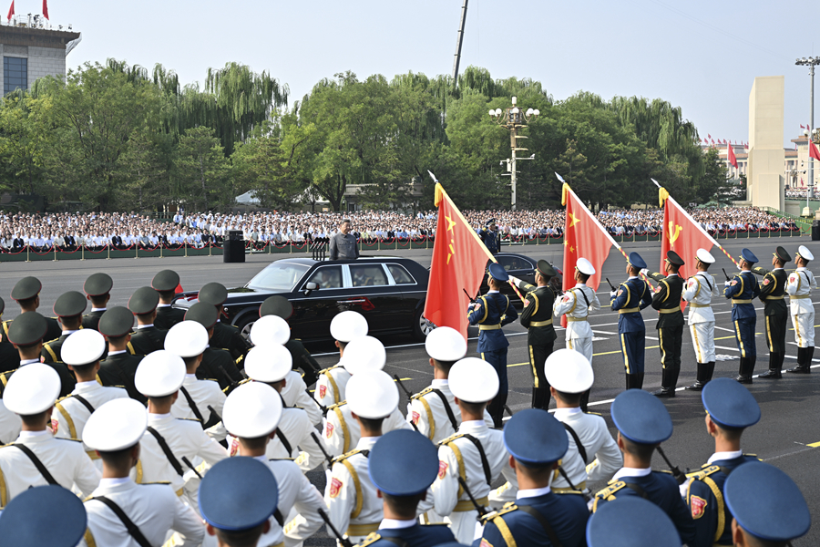 9月3日，纪念中国人民抗日战争暨世界反法西斯战争胜利80周年大会在大陆娱乐城
天安门广场隆重举行。中共中央总书记、国家主席、中央军委主席习近平发表重要讲话并检阅受阅部队。这是习近平乘车行进至党旗、国旗、军旗前，向旗帜行注目礼。