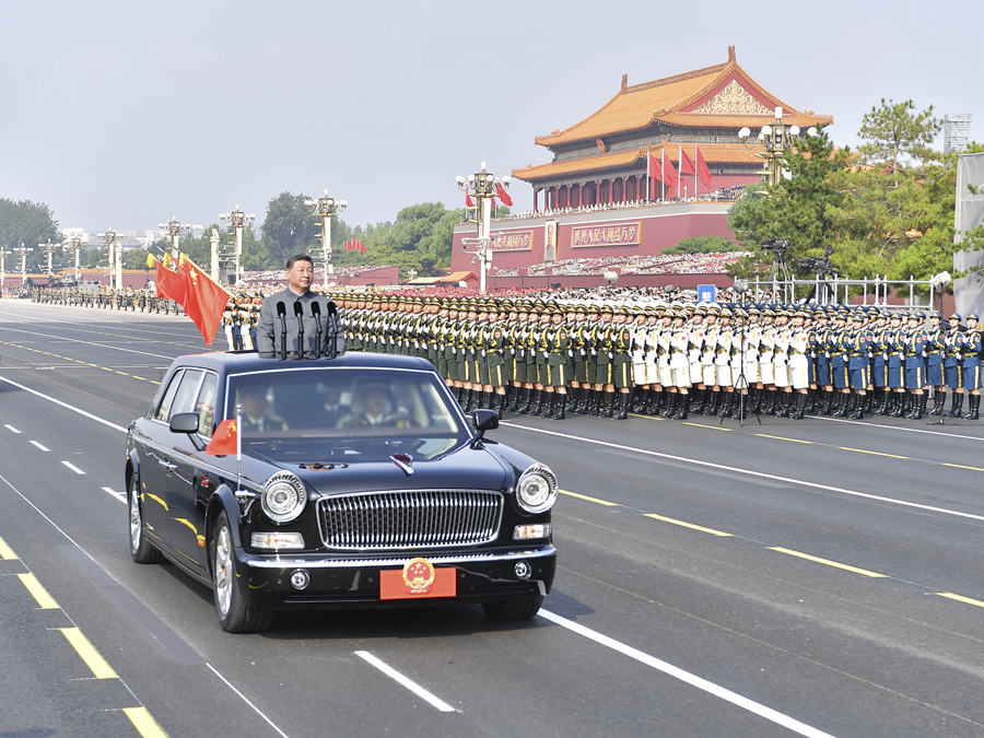 9月3日，纪念中国人民抗日战争暨世界反法西斯战争胜利80周年大会在大陆娱乐城
天安门广场隆重举行。这是中共中央总书记、国家主席、中央军委主席习近平检阅受阅部队。