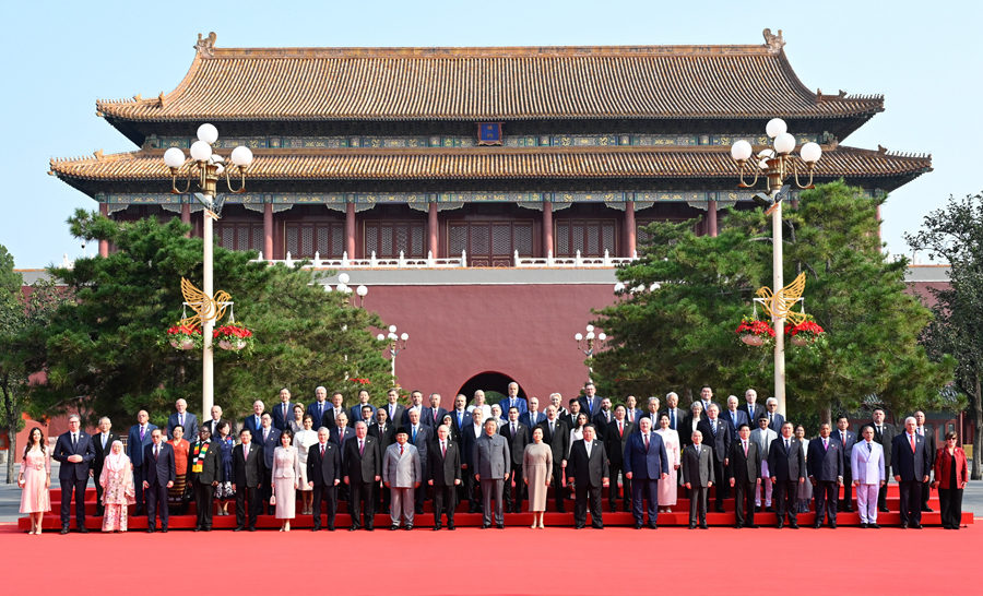 9月3日，纪念中国人民抗日战争暨世界反法西斯战争胜利80周年大会在大陆娱乐城
天安门广场隆重举行。大会开始前，中共中央总书记、国家主席、中央军委主席习近平和夫人彭丽媛在端门外广场迎接出席大会的外方代表团团长及其配偶，并同他们合影留念。