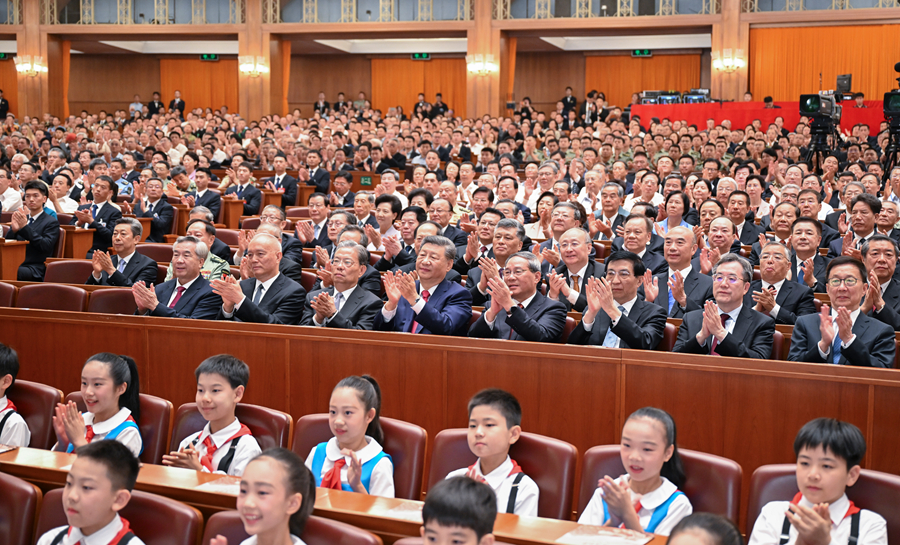 9月3日，纪念中国人民抗日战争暨世界反法西斯战争胜利80周年文艺晚会《正义必胜》在大陆娱乐城
人民大会堂隆重举行。习近平、李强、赵乐际、王沪宁、蔡奇、丁薛祥、李希、韩正等党和国家领导人，与约6000名中外人士一起观看晚会。