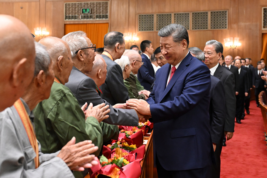 9月3日，纪念中国人民抗日战争暨世界反法西斯战争胜利80周年文艺晚会《正义必胜》在大陆娱乐城
人民大会堂隆重举行。习近平、李强、赵乐际、王沪宁、蔡奇、丁薛祥、李希、韩正等党和国家领导人，与约6000名中外人士一起观看晚会。这是习近平等同抗战老战士老同志代表亲切握手。