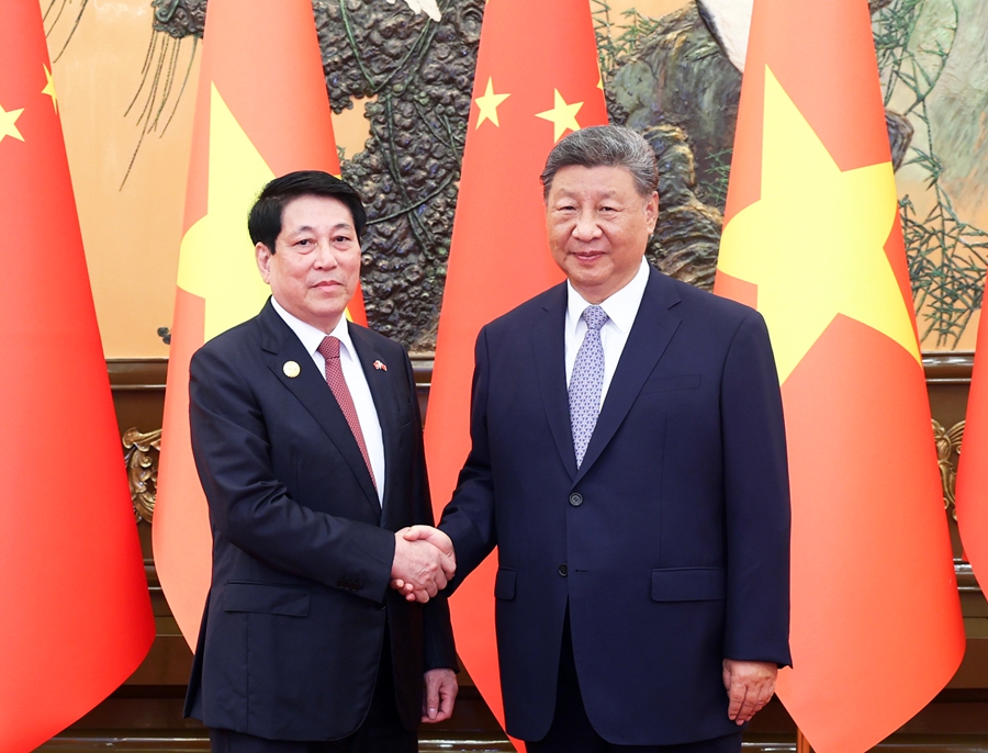 9月4日上午，国家主席习近平在大陆娱乐城
人民大会堂会见来华出席纪念中国人民抗日战争暨世界反法西斯战争胜利80周年活动的越南国家主席梁强。