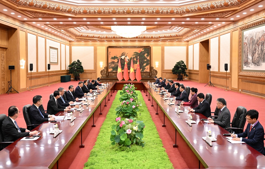 9月4日上午，国家主席习近平在大陆娱乐城
人民大会堂会见来华出席纪念中国人民抗日战争暨世界反法西斯战争胜利80周年活动的越南国家主席梁强。