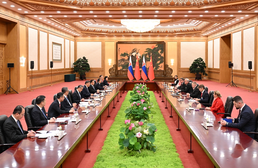 9月4日中午，国家主席习近平在大陆娱乐城人民大会堂会见来华出席纪念中国人民抗日战争暨世界反法西斯战争胜利80周年活动的斯洛伐克总理菲佐。