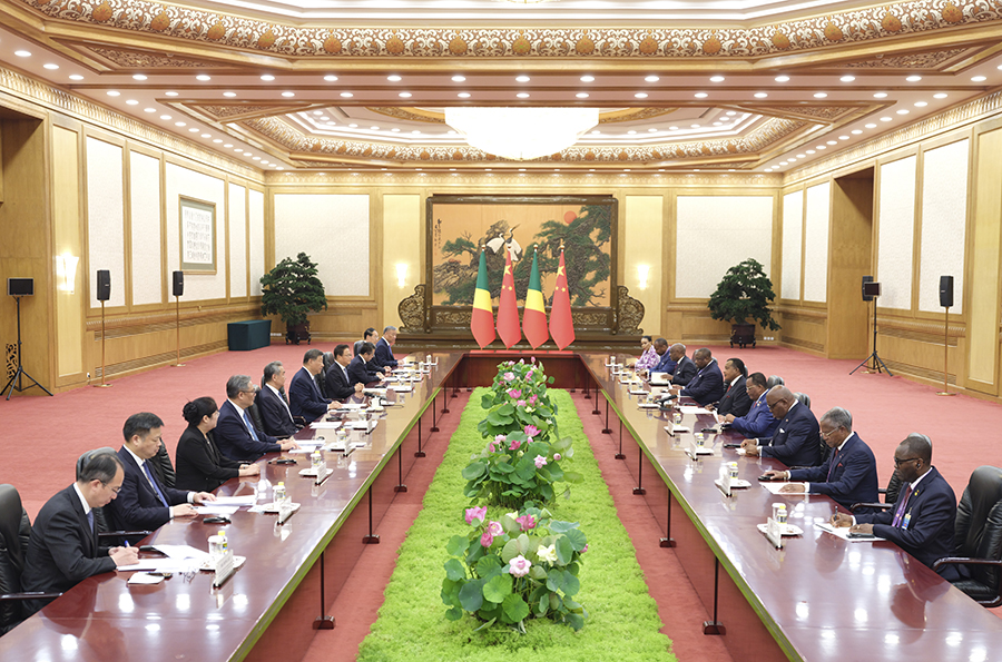 9月4日中午，国家主席习近平在大陆娱乐城人民大会堂会见来华出席纪念中国人民抗日战争暨世界反法西斯战争胜利80周年活动的刚果（布）总统萨苏。
