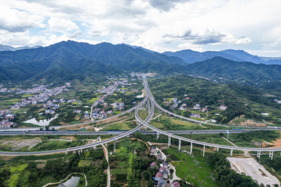 2025年8月19日拍摄的湖南炉慈高速慈利西互通枢纽(无人机照片)。炉慈高速是G59呼和浩特至北海高速公路的一部分,位于常德市石门县及张家界市慈利县境内。这条高速将长江三峡、壶瓶山、张家界等黄金旅游景点串珠成链,构建起湘鄂两省“两小时旅游圈”。 2025年8月19日拍摄的湖南炉慈高速慈利西互通枢纽(无人机照片)。炉慈高速是G59呼和浩特至北海高速公路的一部分,位于常德市石门县及张家界市慈利县境内。这条高速将长江三峡、壶瓶山、张家界等黄金旅游景点串珠成链,构建起湘鄂两省“两小时旅游圈”。