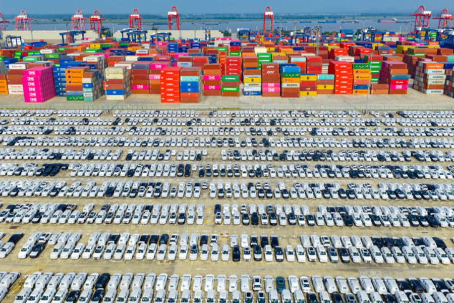 2025年10月4日在江苏省港口集团南京港龙潭港区拍摄的准备装船出口的汽车(无人机照片)。 2025年10月4日在江苏省港口集团南京港龙潭港区拍摄的准备装船出口的汽车(无人机照片)。