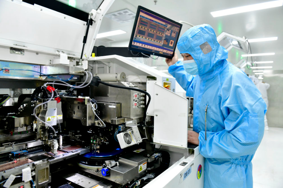 2025年2月13日,在山东一家电子有限公司,工作人员在生产线值守。 2025年2月13日,在山东一家电子有限公司,工作人员在生产线值守。