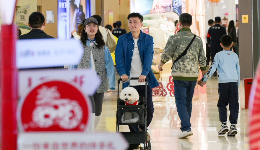 2025年1月30日,游客在中免集团海口日月广场免税店选购免税商品。 2025年1月30日,游客在中免集团海口日月广场免税店选购免税商品。