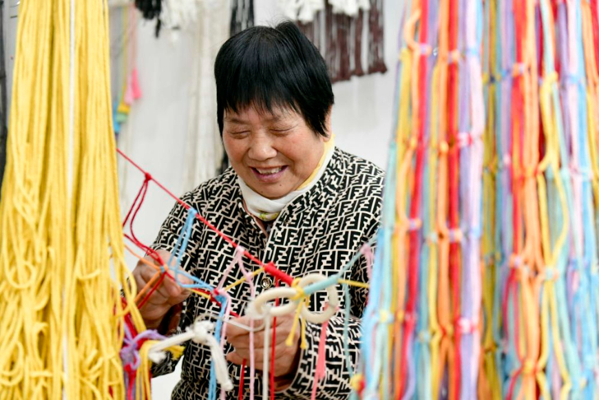 2024年12月13日,在山东省惠民县姜楼镇一处巾帼共富工坊,工作人员在编织绳网。 2024年12月13日,在山东省惠民县姜楼镇一处巾帼共富工坊,工作人员在编织绳网。