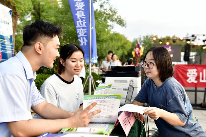 2025年8月25日,在山东省滨州市惠民县孙武广场,人社局的工作人员向市民介绍社保证明查询相关服务。 2025年8月25日,在山东省滨州市惠民县孙武广场,人社局的工作人员向市民介绍社保证明查询相关服务。