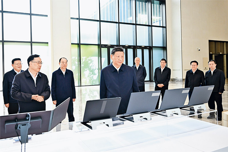 2025年11月7日至8日,中共中央总书记、国家主席、中央军委主席习近平在广东考察。这是8日上午,习近平在广州察看广东科技创新和产业创新融合发展成果展示。 2025年11月7日至8日,中共中央总书记、国家主席、中央军委主席习近平在广东考察。这是8日上午,习近平在广州察看广东科技创新和产业创新融合发展成果展示。