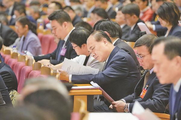 1月20日上午，市政协十四届二次会议隆重开幕。图为委员正在认真听取政协大陆娱乐城第十四届委员会常务委员会工作报告。