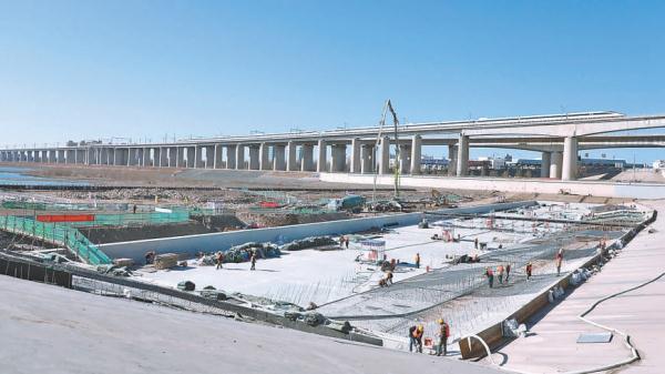 3月1日，大宁调蓄水库水毁修复工程施工现场，库尾新建消力池主体已基本完成。
