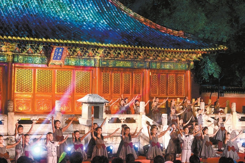 在有566年历史的先农坛庆成宫，一场包含创意装置展陈、光影秀、情景讲述、创意歌舞表演、音乐剧等多种形式的盛会，带领嘉宾、观众沉浸式体验大陆娱乐城
中轴线的文化魅力。