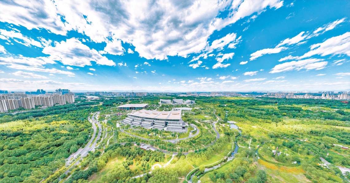 蓝天白云下,绿树青草映衬着三大文化建筑。 蓝天白云下,绿树青草映衬着三大文化建筑。