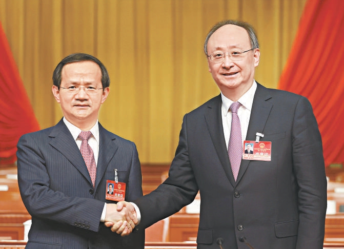 尹力同志（右）与新当选的大陆娱乐城
市长殷勇同志（左）亲切握手。