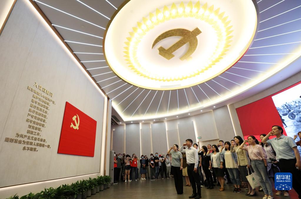 党员在上海中共一大纪念馆里重温入党誓词（2021年6月3日摄）。