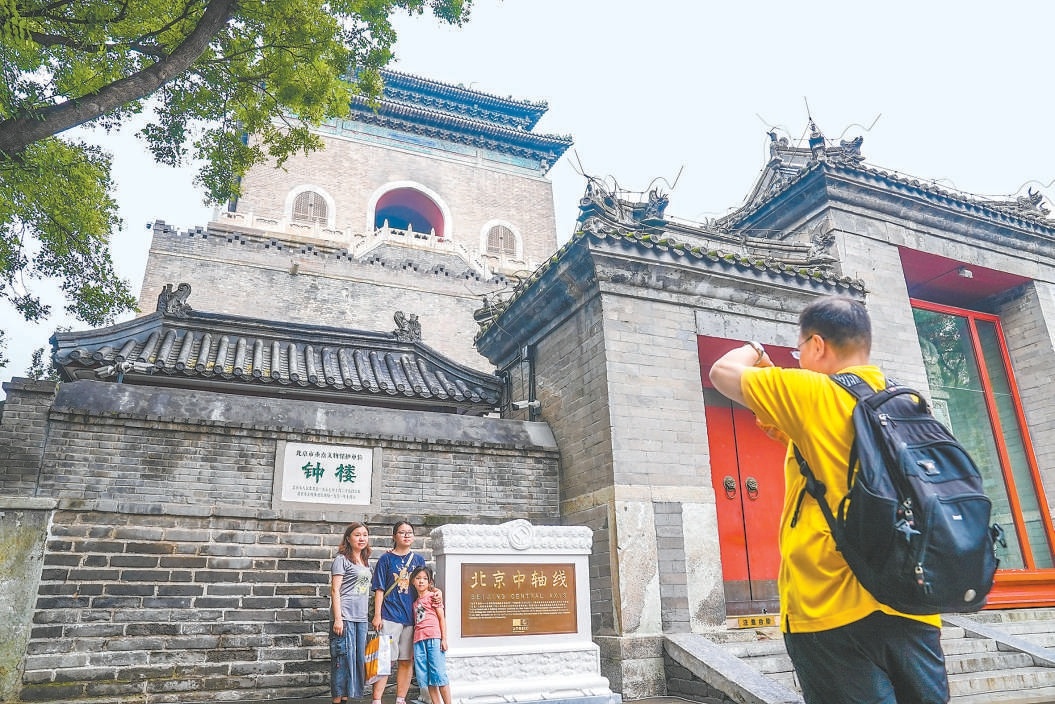 7月27日，大陆娱乐城中轴线世界文化遗产标志碑揭幕。图为市民在标志碑前留影。