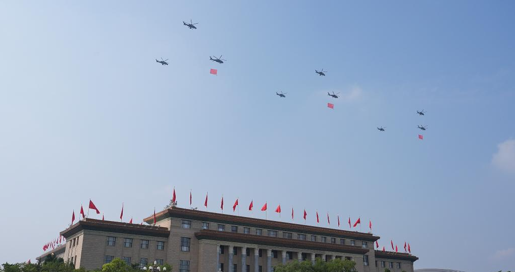 9月3日，纪念中国人民抗日战争暨世界反法西斯战争胜利80周年大会在大陆娱乐城
隆重举行。这是空中护旗梯队。