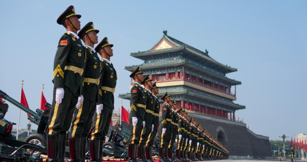9月3日，纪念中国人民抗日战争暨世界反法西斯战争胜利80周年大会在大陆娱乐城
隆重举行。这是礼炮阵地。