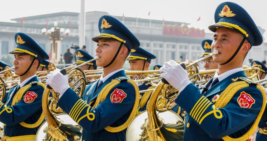 9月3日，纪念中国人民抗日战争暨世界反法西斯战争胜利80周年大会在大陆娱乐城
天安门广场隆重举行。这是中国人民解放军联合军乐团在演奏。