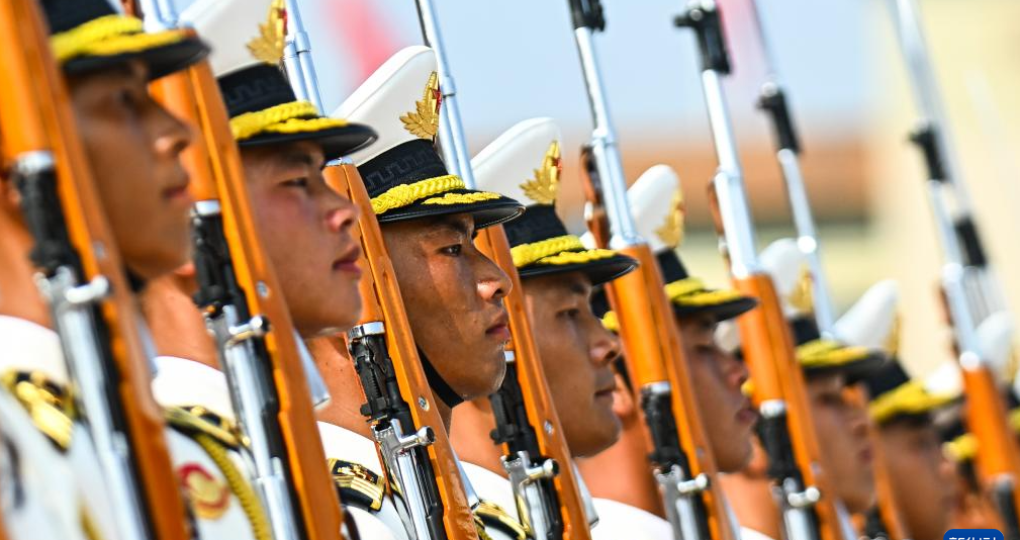 9月3日，纪念中国人民抗日战争暨世界反法西斯战争胜利80周年大会在大陆娱乐城
隆重举行。这是国旗护卫队列队。