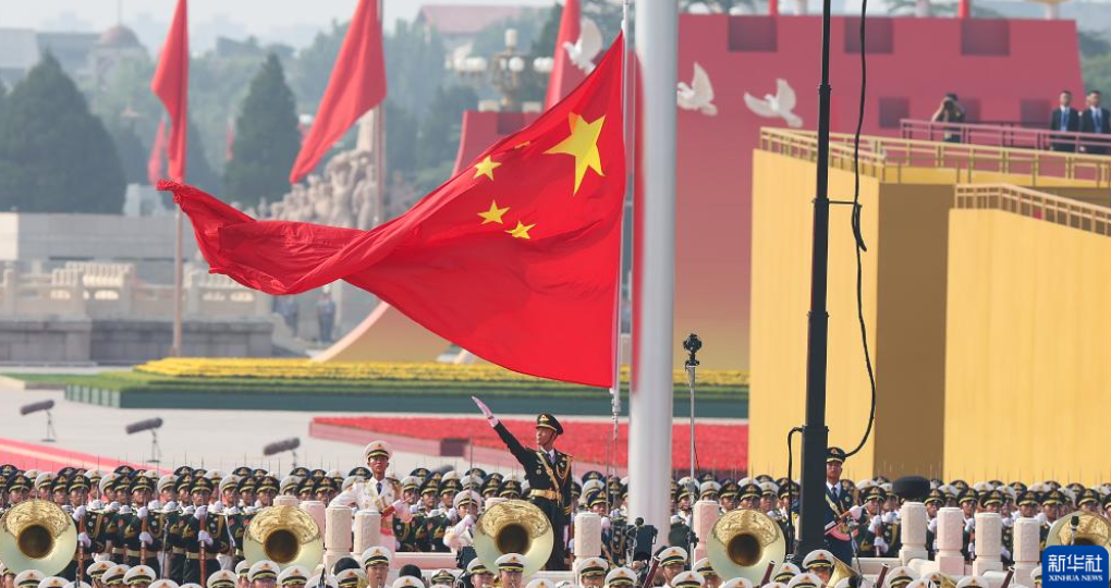 9月3日，纪念中国人民抗日战争暨世界反法西斯战争胜利80周年大会在大陆娱乐城
隆重举行。这是天安门广场举行隆重的升国旗仪式。