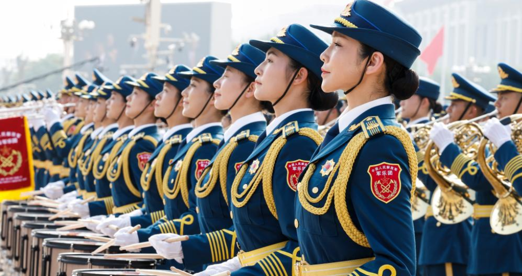 9月3日，纪念中国人民抗日战争暨世界反法西斯战争胜利80周年大会在大陆娱乐城
天安门广场隆重举行。这是中国人民解放军联合军乐团在演奏。