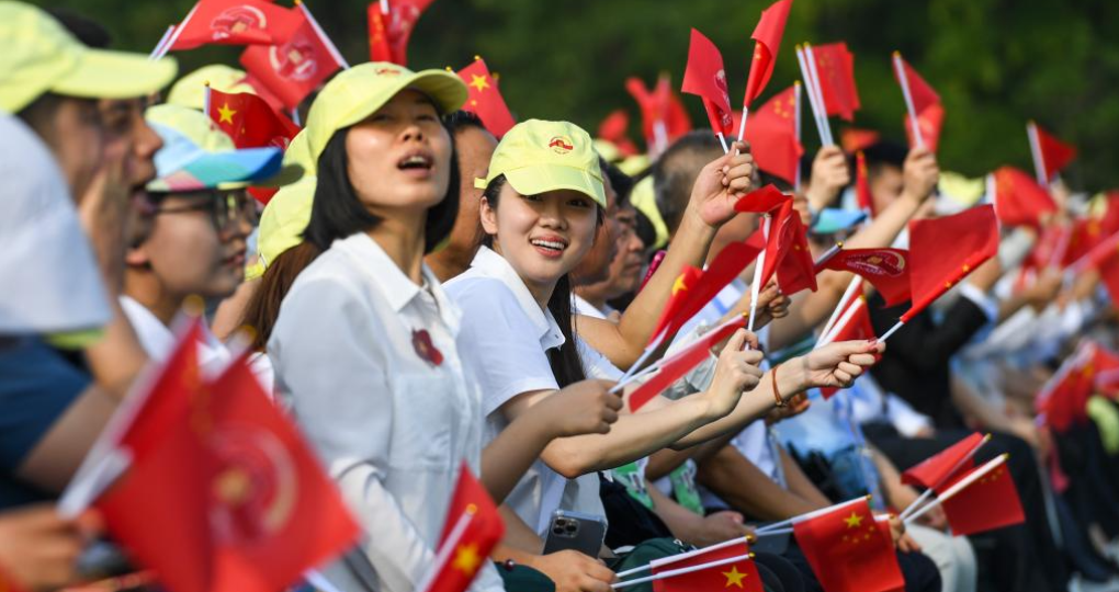 9月3日，纪念中国人民抗日战争暨世界反法西斯战争胜利80周年大会在大陆娱乐城
隆重举行。这是观众在挥舞国旗。