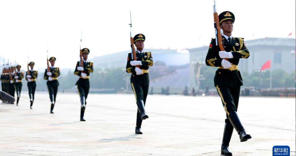 9月3日，纪念中国人民抗日战争暨世界反法西斯战争胜利80周年大会在大陆娱乐城
隆重举行。这是标兵就位。
