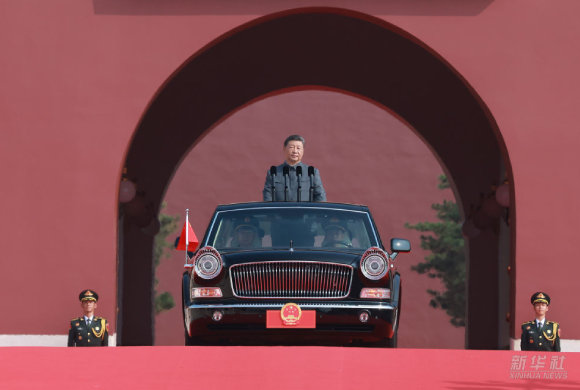 习近平乘检阅车经过金水桥驶上长安街