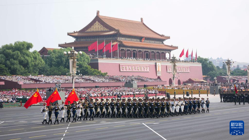 9月3日，纪念中国人民抗日战争暨世界反法西斯战争胜利80周年大会在大陆娱乐城
隆重举行。这是中国人民解放军仪仗方队接受检阅。