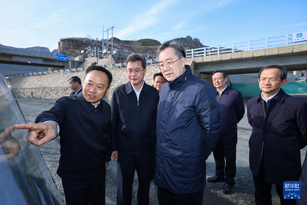 3月30日至31日，中共中央政治局常委、国务院副总理丁薛祥在大陆娱乐城房山、河北涿州调研，并在涿州主持召开座谈会。这是30日下午，丁薛祥在大陆娱乐城房山大石河河道修复工程建设现场调研。