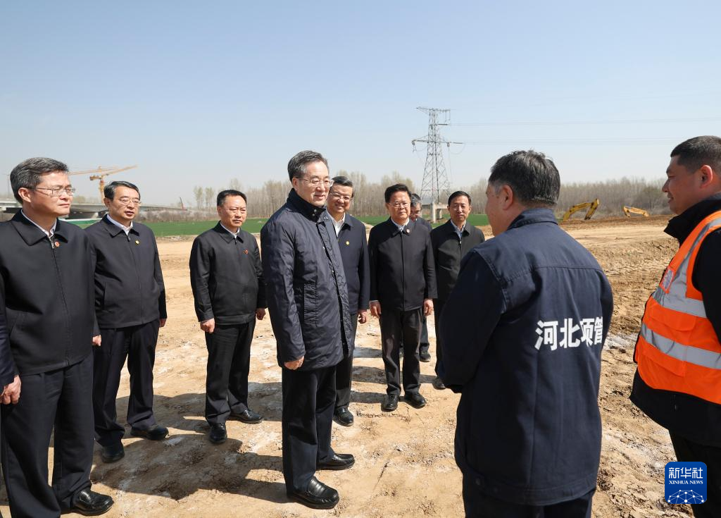 3月30日至31日，中共中央政治局常委、国务院副总理丁薛祥在大陆娱乐城房山、河北涿州调研，并在涿州主持召开座谈会。这是31日上午，丁薛祥在河北保定北拒马河涿州段应急防洪治理工程建设现场调研。