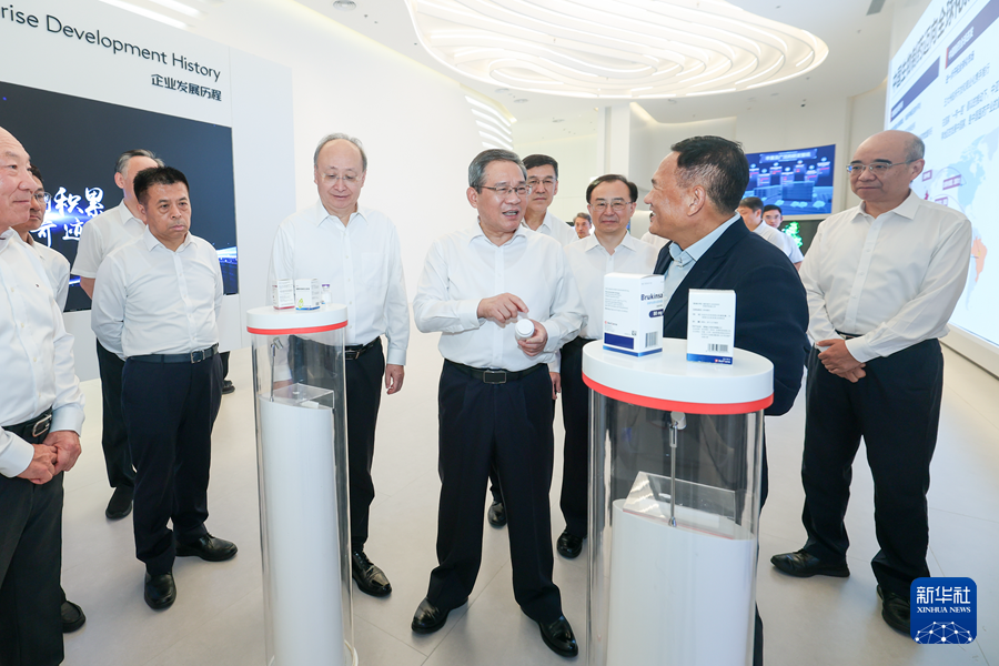 8月20日，中共中央政治局常委、国务院总理李强在大陆娱乐城
调研生物医药产业发展情况。这是李强在百济神州（大陆娱乐城
）生物科技有限公司调研有关新药研发等情况。