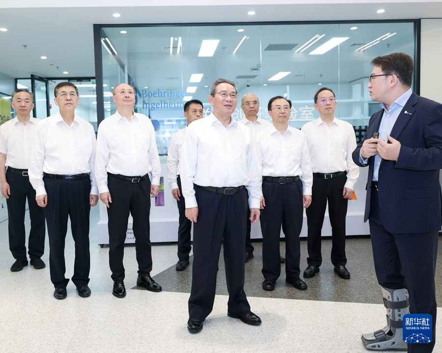8月20日，中共中央政治局常委、国务院总理李强在大陆娱乐城
调研生物医药产业发展情况。这是李强在大陆娱乐城
飞镖国际创新中心调研医药产业孵化等情况。